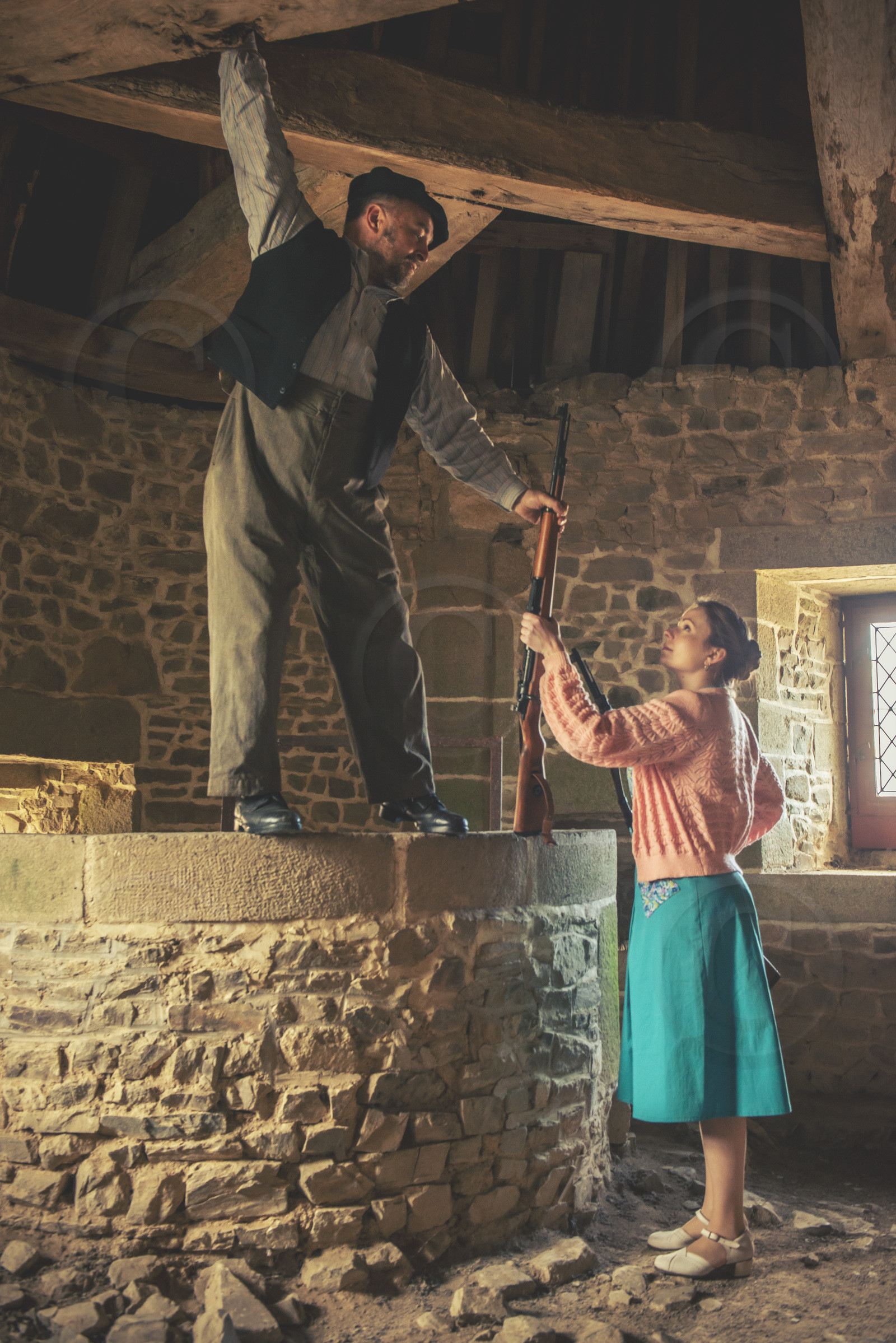 19400617-la-cache-d-armes-dans-une-des-tours-du-chateau-de-fougeres.jpg