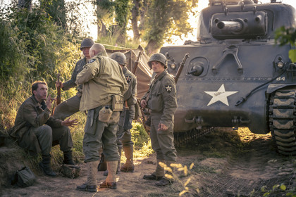 19440803-prisonnier-allemand-interroge-par-des-soldats-americains-a-l-approche-de-saint-malo.jpg