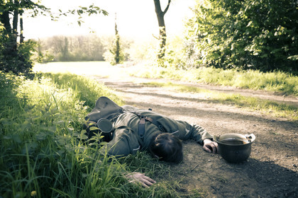 19440618-soldat-allemand-execute-en-bord-de-route.jpg
