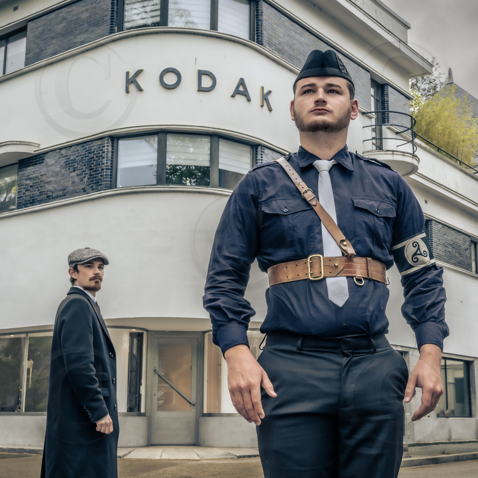 19411210-un-bagadou-stourm-revient-du-congres-du-pnb-de-quimper-il-passe-devant-la-ty-kodak-construite-par-olier-mordrel.jpg