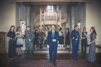 19420507-jacques-stosskopf-arrive-a-la-villa-kerlilon-au-cours-d-une-reception-en-l-honneur-de-l-amiral-raeder.jpg
