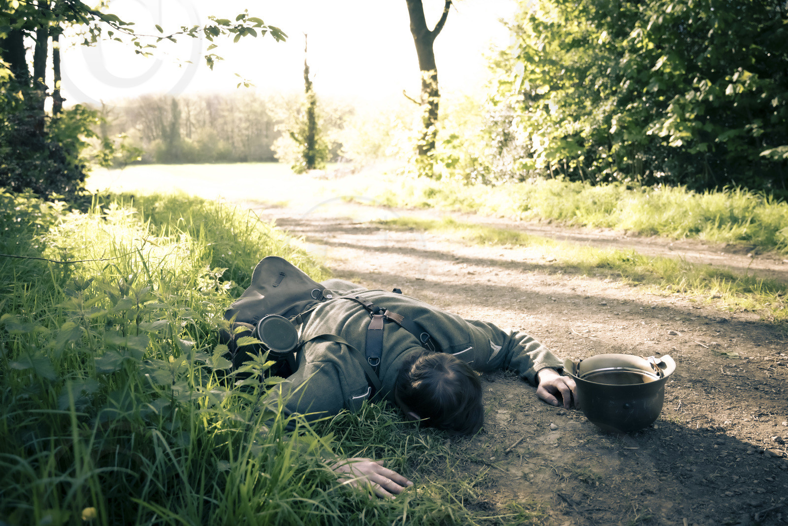 19440618-soldat-allemand-execute-en-bord-de-route.jpg