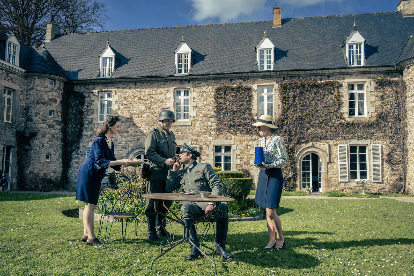 19430510-un-officier-allemand-prend-le-the-a-bourblanc-alors-que-des-aviateurs-allies-y-sont-caches.jpg