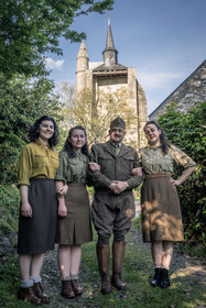 19440807-les-filles-manceau-et-le-garrec-posant-avec-le-commandant-le-garrec.jpg