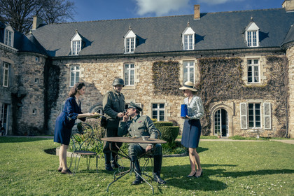 19430510-un-officier-allemand-prend-le-the-a-bourblanc-alors-que-des-aviateurs-allies-y-sont-caches.jpg