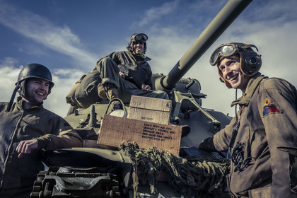 19440805-soldats-americains-en-pause-autour-d-un-char-americain-de-la-6eme-division-blindee.jpg