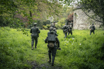 19440622-allemands-encerclant-une-chapelle.jpg