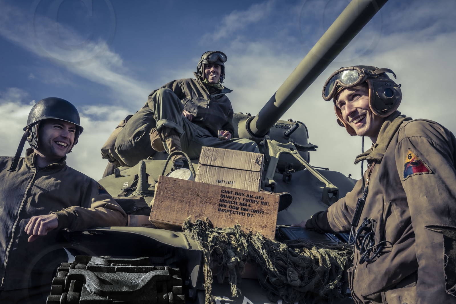 19440805-soldats-americains-en-pause-autour-d-un-char-americain-de-la-6eme-division-blindee.jpg