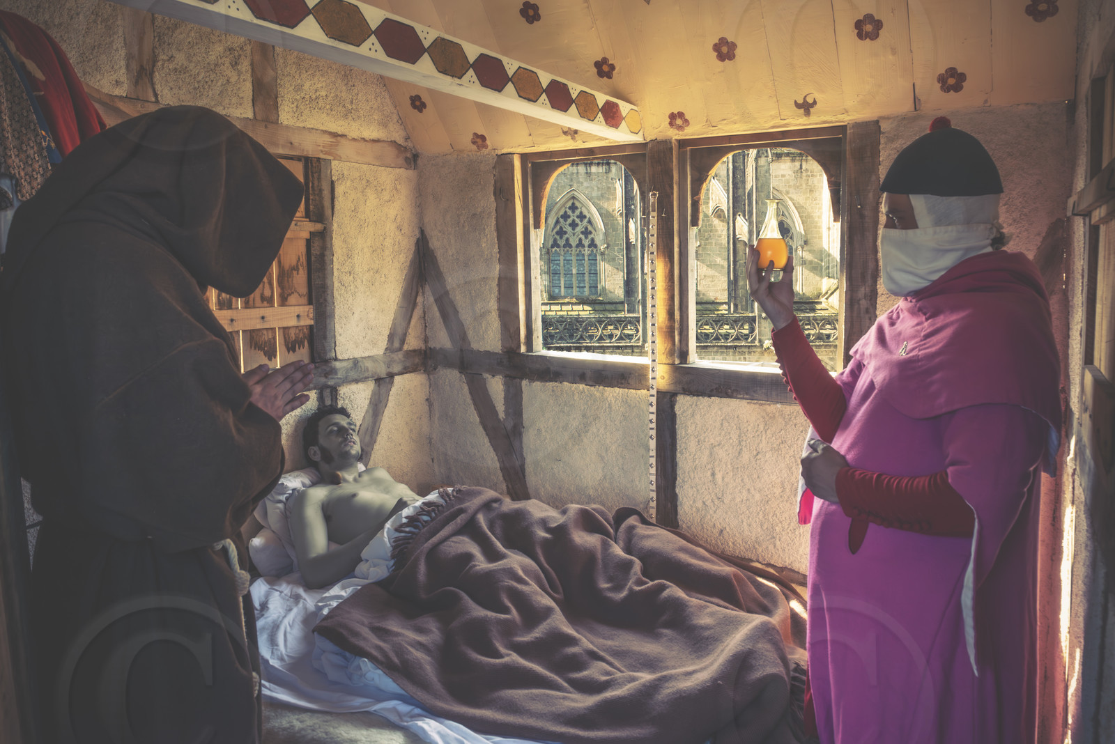 1349 – Un médecin accompagné de Santig Du, au chevet d’un pestiféré.