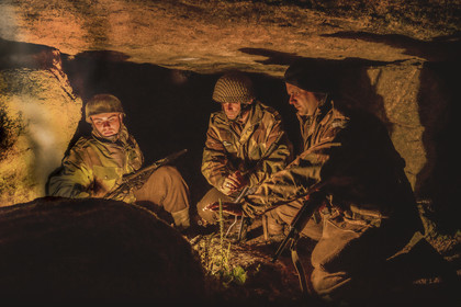 19440620-sas-trouvant-abri-sous-un-dolmen.jpg